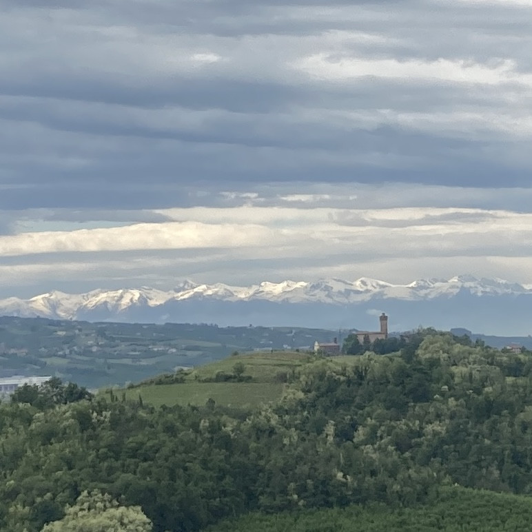 Dans le Piémont, une vue sur les Alpes